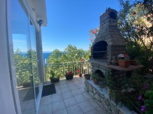 patio z kamiennym kominkiem na balkonie w obiekcie Apartments by the sea Prigradica, Korcula - 248 w mieście Blato +13 zdjęć