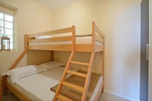 プリズバにあるApartments by the sea Prizba, Korcula - 176のはしご付きの部屋の二段ベッド2台