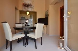 プリズバにあるApartments by the sea Prizba, Korcula - 176のテーブルと白い椅子のあるダイニングルーム
