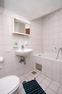 łazienka z umywalką, toaletą i wanną w obiekcie Apartments by the sea Korcula - 157 w Korčuli
