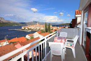- un balcon avec vue sur la ville et l'eau dans l'établissement Apartments by the sea Korcula - 157, à Korčula