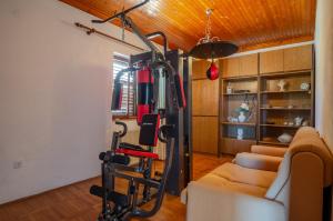 Posilňovňa alebo fitness centrum v ubytovaní Apartments by the sea Zavalatica, Korcula - 187
