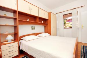 Postel nebo postele na pokoji v ubytování Apartments by the sea Grscica, Korcula - 169