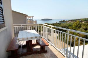 プリズバにあるApartments with a parking space Prizba, Korcula - 219の水辺の景色を望むバルコニー(ベンチ付)