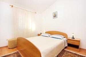 Postel nebo postele na pokoji v ubytování Apartments by the sea Grscica, Korcula - 169