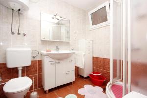łazienka z toaletą, umywalką i prysznicem w obiekcie Apartments by the sea Grscica, Korcula - 169 w mieście Prižba +26 zdjęć