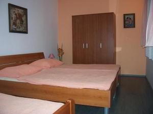 - une chambre avec 2 lits et une armoire en bois dans l'établissement Apartments with a parking space Povljana, Pag - 233, à Povljana