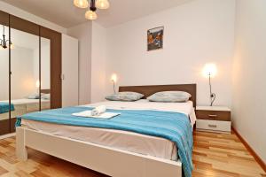 Tempat tidur dalam kamar di Apartments by the sea Prizba, Korcula - 175