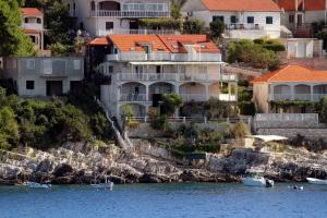 grupa domów na wzgórzu obok wody w obiekcie Apartments by the sea Zavalatica, Korcula - 182 w mieście Zavalatica