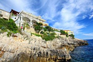 budynek na klifie nad oceanem w obiekcie Apartments by the sea Zavalatica, Korcula - 182 w mieście Zavalatica