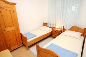 mały pokój z dwoma łóżkami i oknem w obiekcie Apartments by the sea Zavalatica, Korcula - 182 w mieście Zavalatica