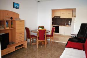kuchnia i jadalnia ze stołem i krzesłami w obiekcie Apartments by the sea Zavalatica, Korcula - 182 w mieście Zavalatica