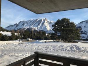 Blick auf einen schneebedeckten Berg in der Ferne in der Unterkunft Les toits de dévoluy in Le Dévoluy