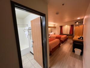 Tempat tidur dalam kamar di Americas Best Value Inn and Suites Ada