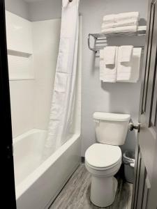 Schmidt's Creek Hotel的一间浴室