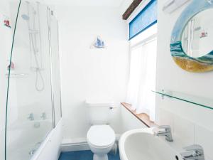 ein weißes Badezimmer mit Toilette und Waschbecken in der Unterkunft Catboat Cottage in Appledore + 50 Fotos