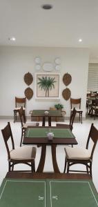 JR Hotel Marilia في ماريليا: مجموعة طاولات وكراسي في الغرفة