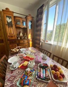 una mesa de comedor con comida encima en Pottery House Sanahin, en Alaverdi