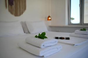einen Stapel Handtücher auf einer Badezimmertheke in der Unterkunft Annassa Suites in Almyrida