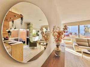 salon z okrągłym lustrem na ścianie w obiekcie The Valley View Apartments w mieście La Orotava