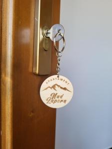 Une chaîne de clés qui dit ne pas s'arrêter sur une porte dans l'établissement Apartament Nad Zaporą, à Szlembark