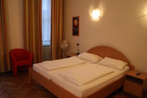 Un pat sau paturi într-o cameră la Suite Hotel 200m zum Prater