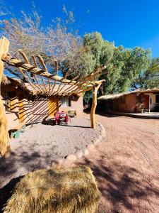 un patio de una casa con un árbol en Cabañas Turi Lackar en San Pedro de Atacama