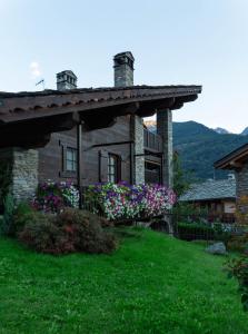 ラ・サルにあるMaison Mont-Blancの花の家