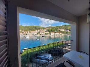 d'un balcon avec vue sur une étendue d'eau. dans l'établissement Private Beach Apartment and rooms, à Brna