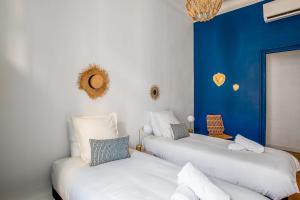 2 camas en una habitación con paredes azules en Beautiful air conditioned apartment - Marseille - Welkeys en Marsella