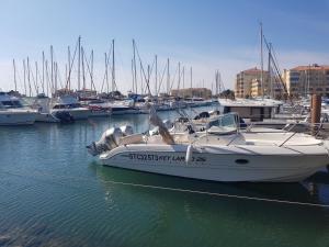 un bateau est amarré dans un port de plaisance avec d'autres bateaux dans l'établissement La Galiote, à Frontignan