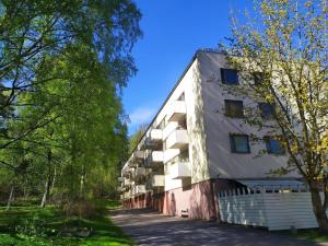 un gran edificio blanco con árboles delante de él en Ihan Puotilan Metron lähellä, en Helsinki