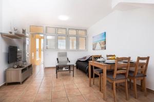 - un salon avec une table et un canapé dans l'établissement Los Majos Fuerteventura, à Tarajalejo