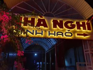 um sinal que diz um novo nitzil hao em Nhà Nghỉ Minh Hảo em Làng Môn
