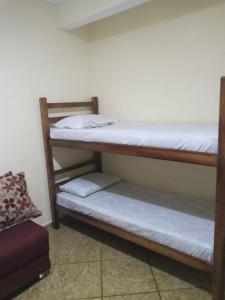 a room with two bunk beds in a room at 4 suítes privativas in Santos