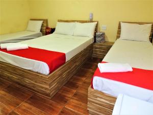 Duas camas num quarto com pisos em madeira em Hotel São Judas - Próximo a Expo São Paulo em São Paulo