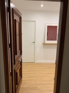 una puerta abierta a una habitación con pasillo en N&E - Home Celanova AVD San Rosendo, en Celanova