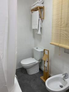 N&E - Home Celanova AVD San Rosendo في ثيلانوفا: حمام ابيض مع مرحاض ومغسلة