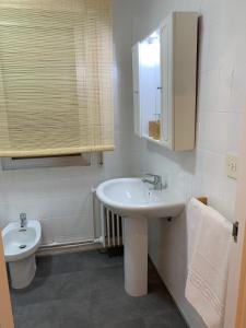 N&E - Home Celanova AVD San Rosendo في ثيلانوفا: حمام أبيض مع حوض ومرحاض