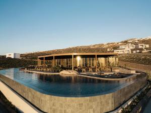 Bazen u objektu Magma Resort Santorini, In The Unbound Collection By Hyatt ili u blizini