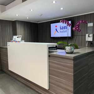 an office with a reception desk with a tv at ian Hotel in Buenos Aires