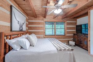 Seven DevilsにあるBear Pause Cabin 3 BR/3BA Amazing view of the Lakeのベッドと天井扇風機のある寝室 +95枚の写真