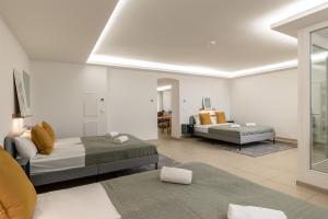 una camera con letto e un soggiorno di Spacious apartment in Hemholtzkiez Prenzlauer Berg for 8 People a Berlino