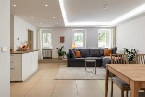 un soggiorno con divano e tavolo di Spacious apartment in Hemholtzkiez Prenzlauer Berg for 8 People a Berlino