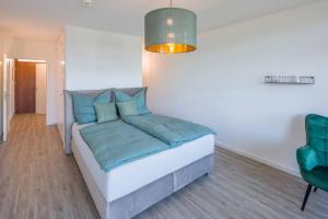 1 dormitorio con 1 cama y 1 silla verde en Apartment im Herzen von Braunschweig mit Parkplatz, en Brunswick