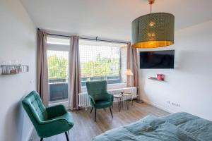 1 dormitorio con 1 cama, 1 silla y 1 ventana en Apartment im Herzen von Braunschweig mit Parkplatz, en Brunswick