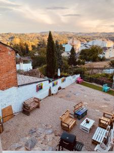 un patio con mesas y sillas en un edificio en Albergue y Gelateria il nonno, en Sarria