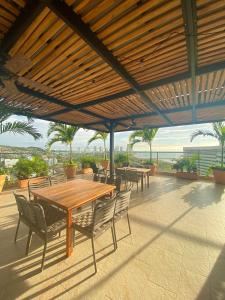 eine Terrasse mit Tischen und Stühlen und Meerblick in der Unterkunft Wyndham Garden Cartagena in Cartagena de Indias
