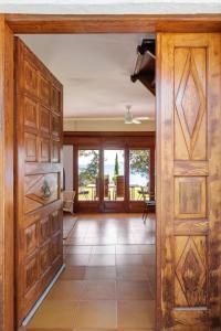 eine offene Tür, die in ein Zimmer mit Holztüren führt in der Unterkunft Luna Villa Private Beach in Nea Iraklia
