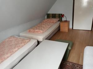 Tempat tidur dalam kamar di F 106 Vendégház